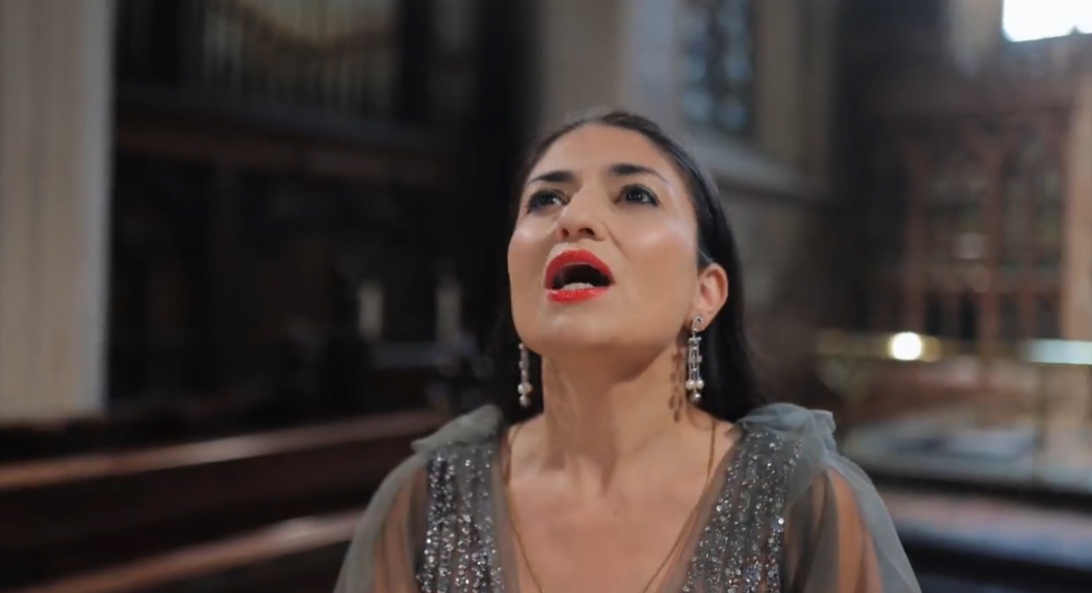 Lola Ganzarolli singing